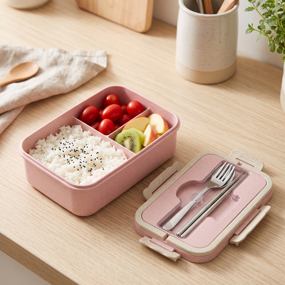 Three-compartment lunch box with cutlery in the lid